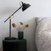 Zwarte-tafellamp-naast-bed