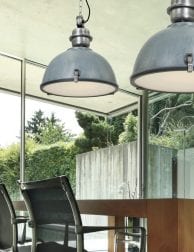 grijze-stoere-hanglamp-boven-eettafel
