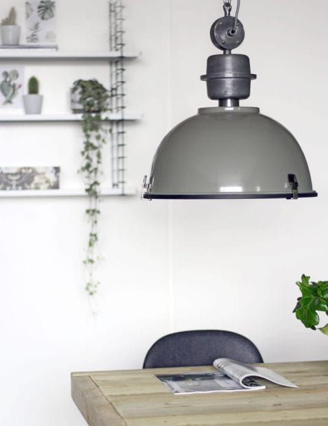 grote-groene-industriele-hanglamp-eettafel