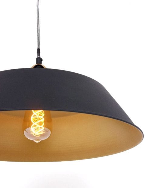 hanglamp-met-strijkijzersnoer-goudkleurige-details_2