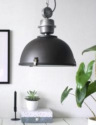 Stoere zwarte hanglamp Steinhauer Bikkel ø42 cm
