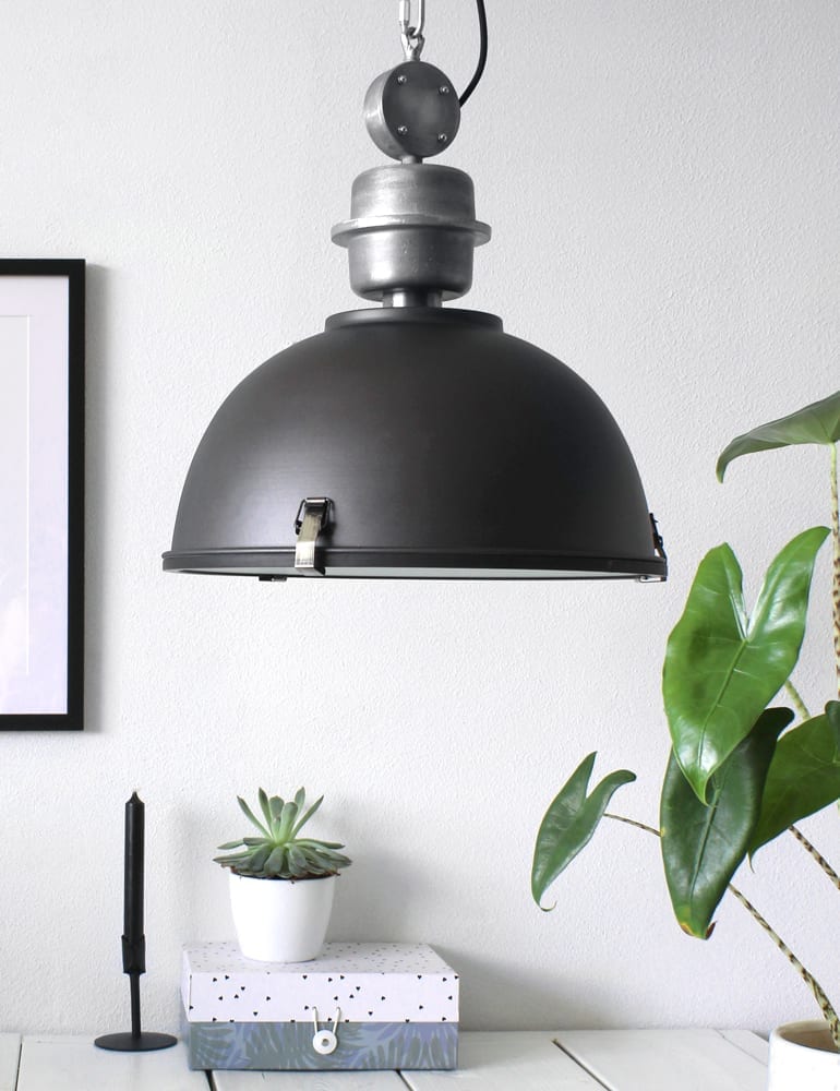 Stoere zwarte hanglamp Steinhauer Bikkel ø42 cm