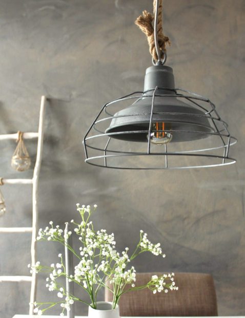 Bij Direct Lampen bestel je zowel een hanglamp voor binnen als een staande buitenlamp voor buiten