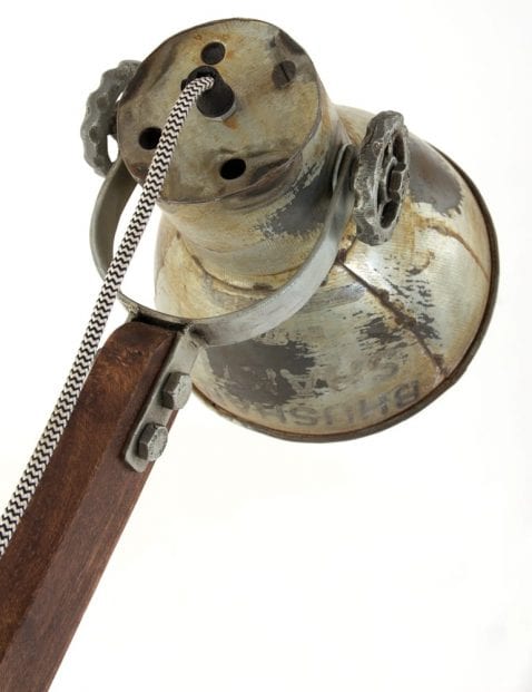 oude-tafellamp-hout-met-kantelbare-kap-industrieel