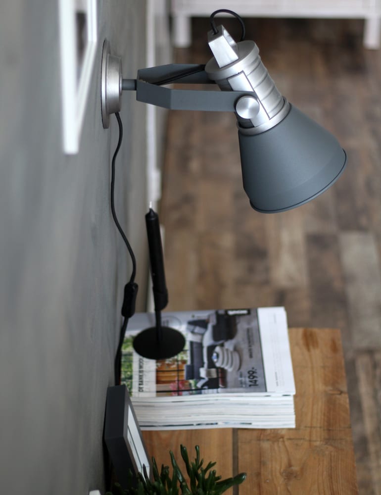 stoere antraciet kleurige wandlamp brusk