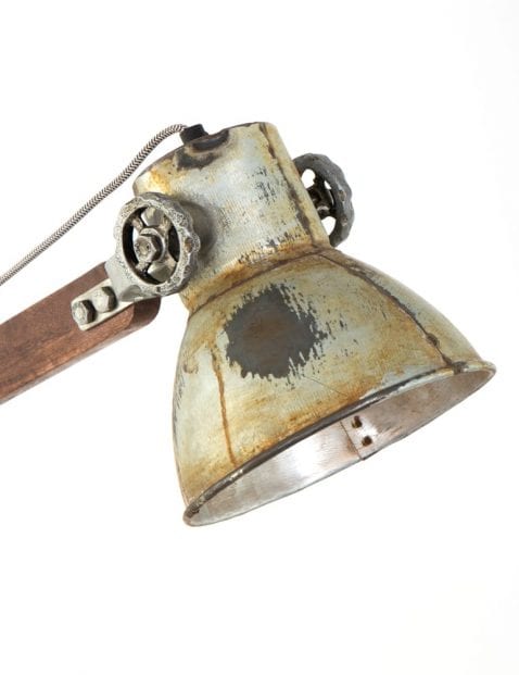 stoere-tafellamp-met-verweerde-kap