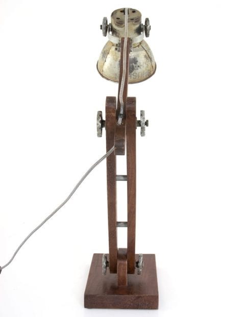 verstelbare-bureaulamp-houten-armen-en-verweerde-kap