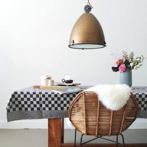 Bruine hanglamp in scandinavisch interieur