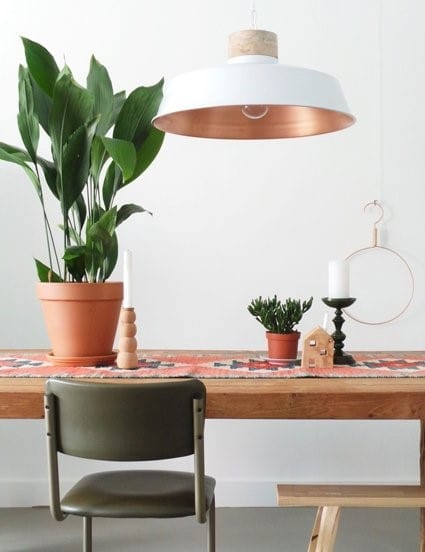 Witte hanglamp met koperen binnenkant