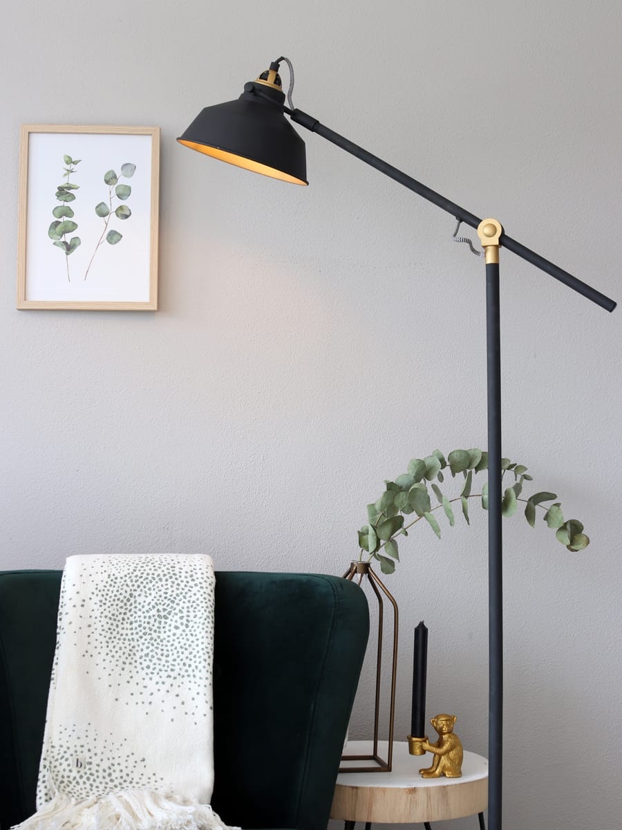 Goudkleurige-vloerlamp