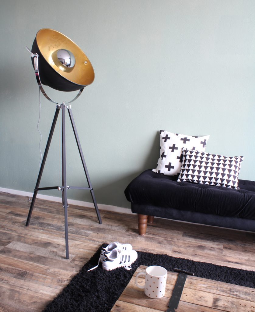 Driepoot-vloerlamp-zwart-met-goud
