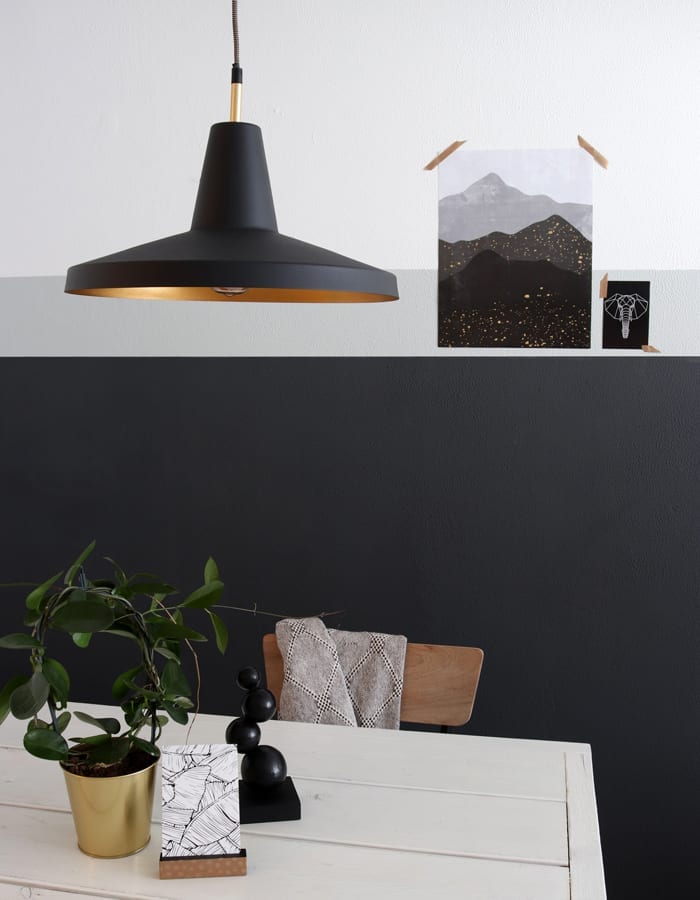 Zwart-met-goudkleurige-hanglamp