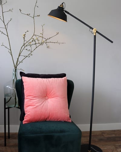 Zwarte-vloerlamp-met-goud