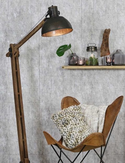 Landelijke-houten-vloerlamp-met-zwarte-kap-1