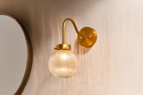 klassieke-gouden-wandlamp-glazen-bol-nkuku-konnie-1