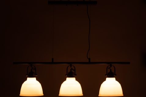 moderne-wit-met-zwarte-hanglamp-jolipa-magali-2