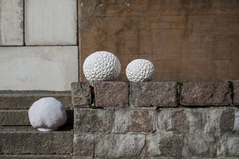 moderne-witte-ronde-vloerlamp-byon-earth-out-4