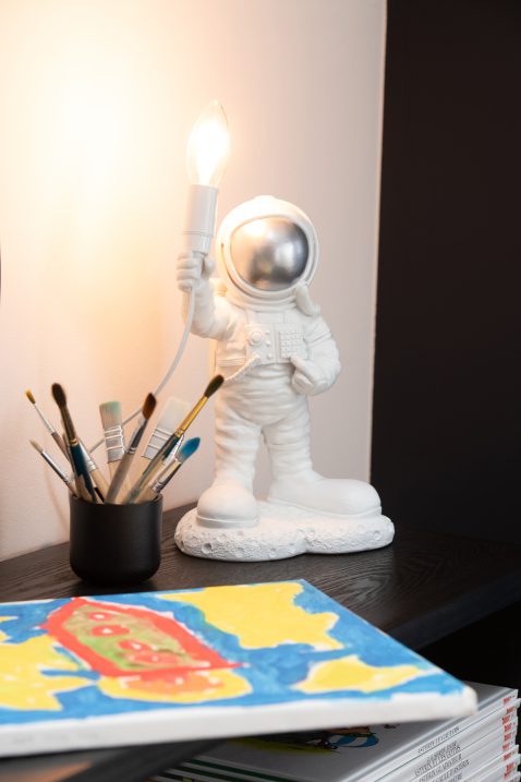 moderne-witte-tafellamp-astronaut-jolipa-astronaut-poly-1