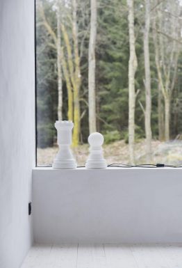 moderne-witte-vloerlamp-schaakstuk-byon-chess-queen-1