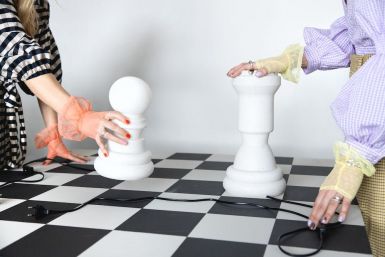 moderne-witte-vloerlamp-schaakstuk-byon-chess-queen-2