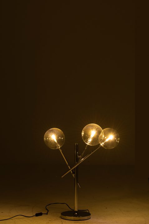 moderne-zilveren-tafellamp-drie-lichtpunten-jolipa-garland-2