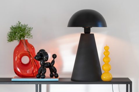 moderne-zwarte-tafellamp-bolvormige-kap-jolipa-mushroom-1