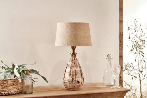 natuurlijke-beige-tafellamp-met-hout-nkuku-darma-wicker-1
