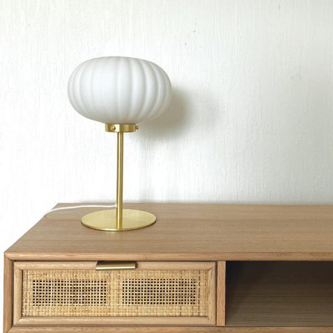 retro-wit-met-gouden-tafellamp-opjet-flort-1