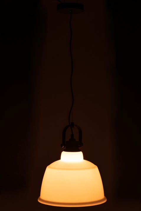 retro-wit-met-zwarte-hanglamp-jolipa-magali-2