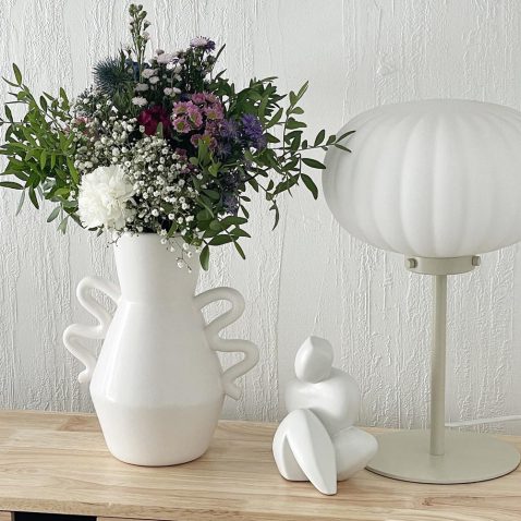 retro-witte-bolvormige-tafellamp-opjet-flot-1