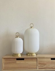 retro-witte-ovale-tafellamp-opjet-language-1