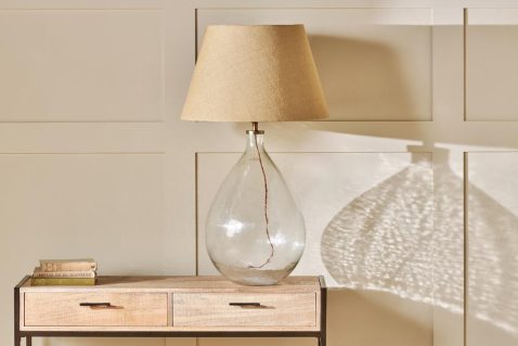 rustieke-beige-tafellamp-met-glas-nkuku-agatha-2