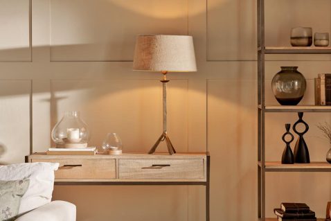 rustieke-beige-tafellamp-op-driepoot-nkuku-sahhil