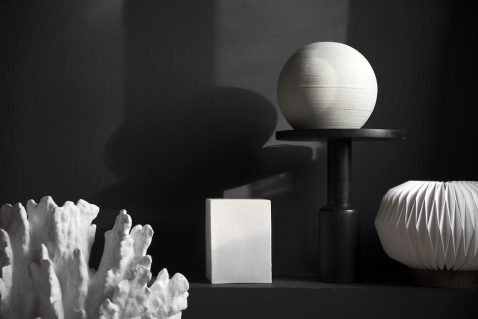 rustieke-ronde-witte-tafellamp-byon-cube-1