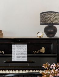 klassieke-tafellamp-met-bolvoet-en-rotan-lampenkap-tafellamp-steinhauer-lyons-naturel-en-zwart-3745zw