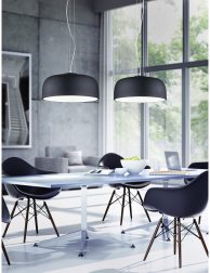 Loft mit Glastisch und schwarzen Stühlen