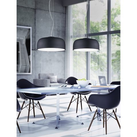 Loft mit Glastisch und schwarzen Stühlen