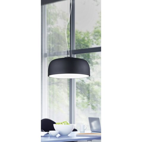 Loft mit Glastisch und schwarzen Stühlen
