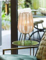 moderne-witte-tafellamp-op-driepoot-light-and-living-plumeria-1