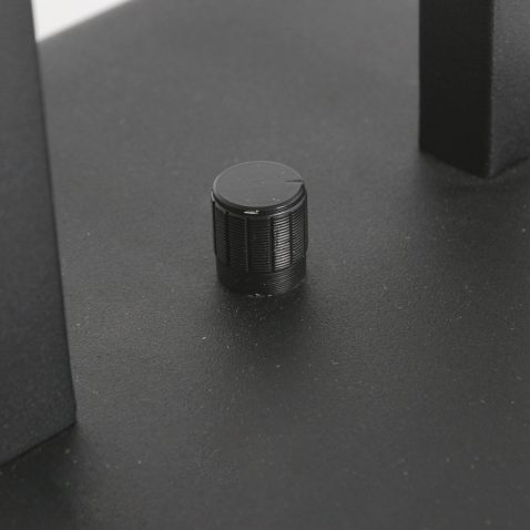 strakke-zwarte-tafellamp-met-houtkleurige-kap-tafellamp-steinhauer-stang-naturel-en-zwart-3704zw-8
