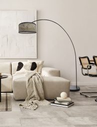 zwarte-vloerlamp-met-rotan-lampenkap-vloerlamp-mexlite-solva-naturel-en-zwart-3739zw