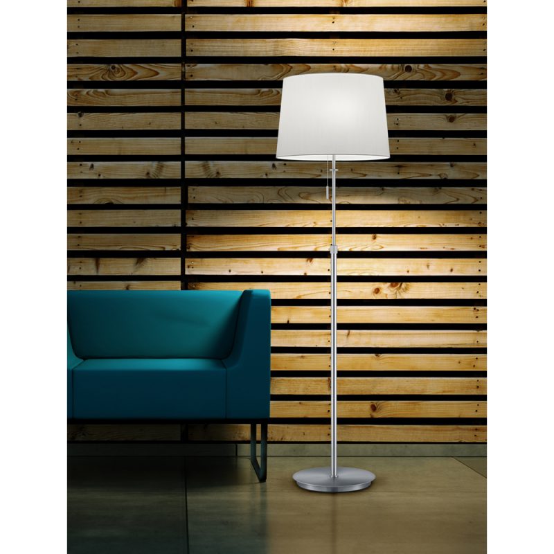 Wohndesign – blauer Sessel vor Holzwand