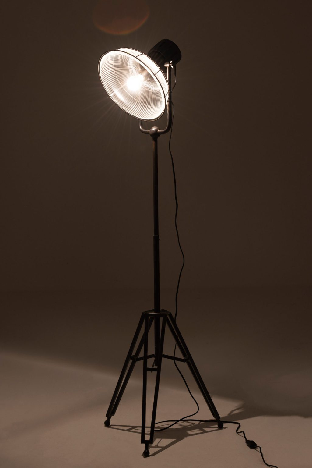 moderne-zwarte-filmsetlamp-vloerlamp-jolipa-90297-3