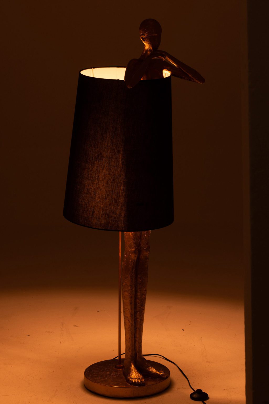 moderne-zwarte-tafellamp-gouden-mensfiguur-jolipa-mandy-16052-3