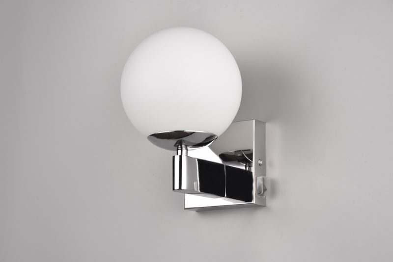 moderne-zilveren-wandlamp-met-witte-bol-trio-leuchten-kula-284270106-2