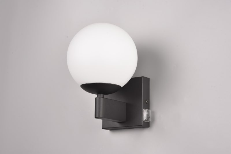 moderne-zwarte-wandlamp-met-wit-melkglas-trio-leuchten-kula-284270132-2