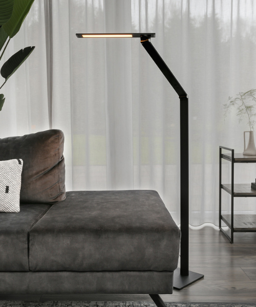 Design vloerlamp afgewerkt in een zwarte kleur