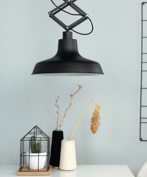 Industriele schaarlamp hangend