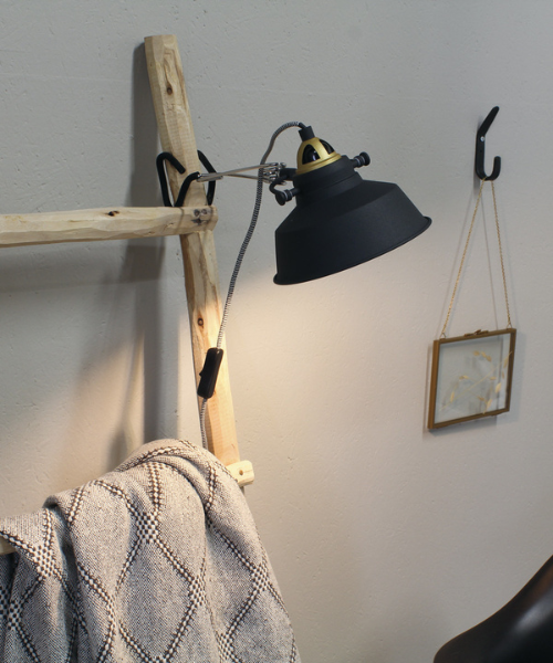 Industriële wandlamp gecombineerd met een houten detail