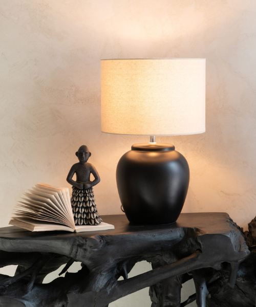 vaaslamp op sidetable